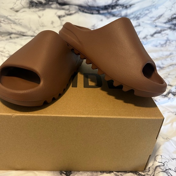 Yeezy Slides - Picture 4 of 4